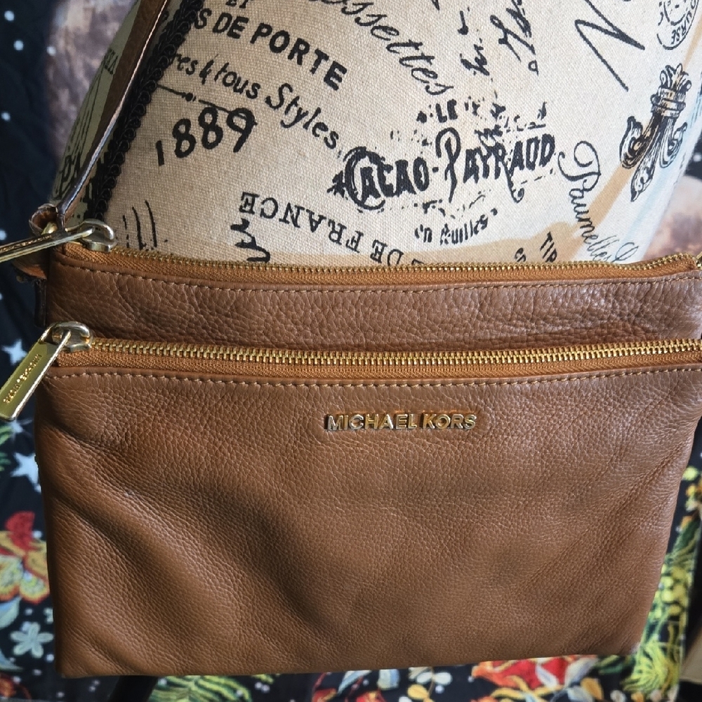 Michael Kors Tan Leather Shoulder Bag - Picture 2 of 8